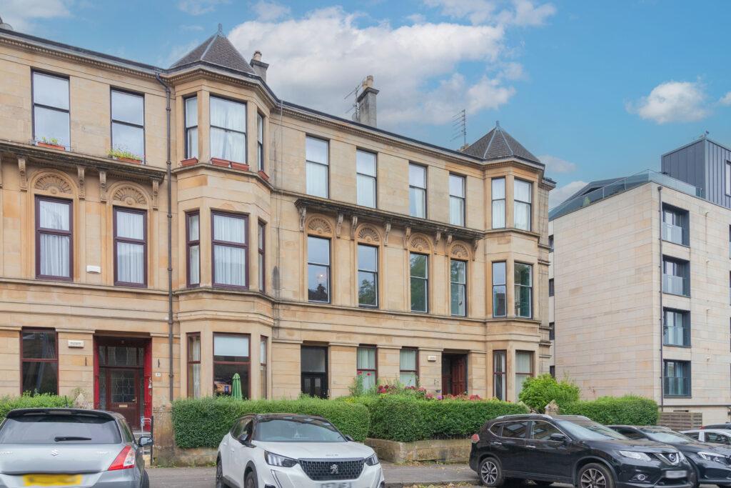 Broomhill Avenue, Broomhill, Glasgow, G11 4 bed flat for sale £365,000