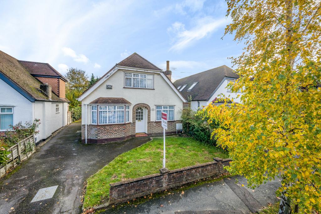 Hollies Avenue, West Byfleet, Surrey, KT14 3 bed detached house for