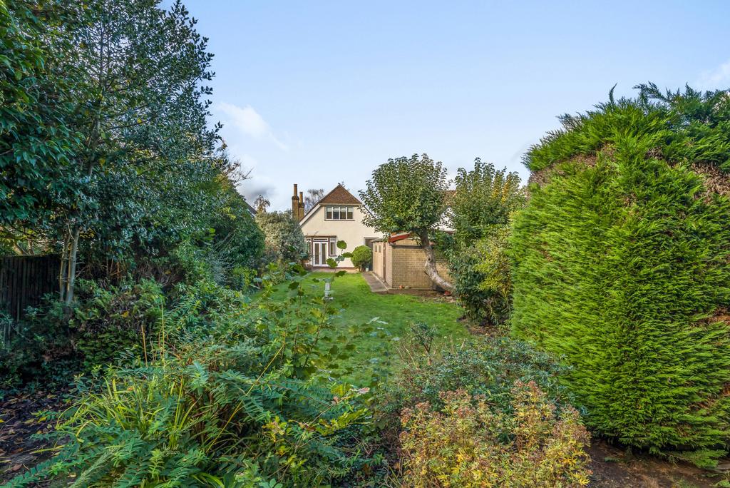 Hollies Avenue, West Byfleet, Surrey, KT14 3 bed detached house for