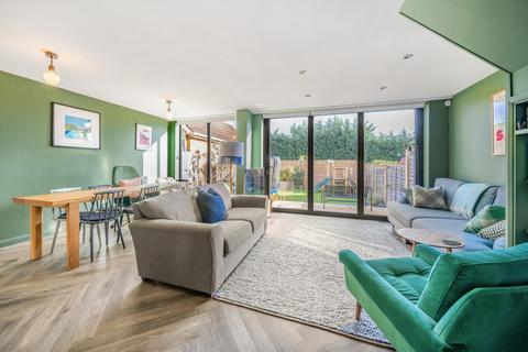1 Betts Close, Beckenham, BR3 4XP