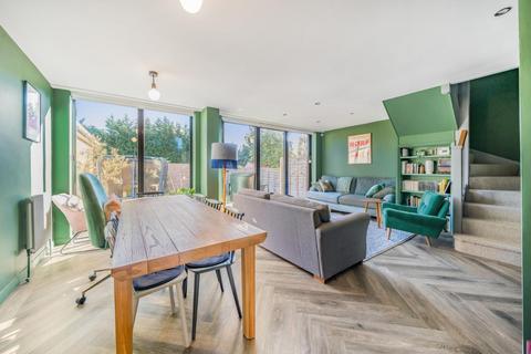 1 Betts Close, Beckenham, BR3 4XP