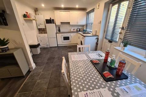 3 bedroom terraced house to rent, Station Road West, Canterbury