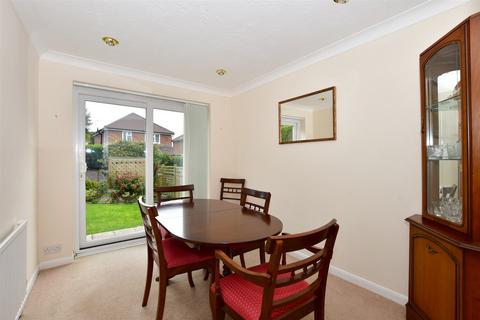 33 Bruce Close, Haywards Heath, RH16 4QE
