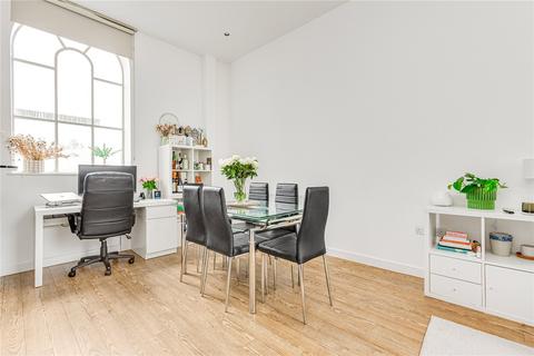 2 bedroom flat to rent, Crowther Close, London