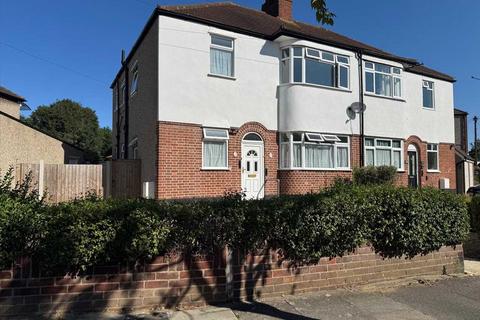 2 bedroom apartment to rent, Tudor Drive Romford, Romford