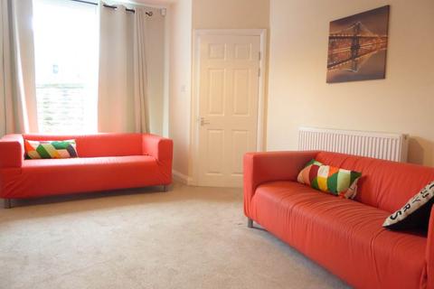 3 bedroom terraced house to rent, Moldgreen, Huddersfield HD5