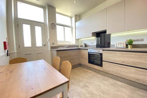 6 bedroom terraced house to rent, Greenhead, Huddersfield HD1