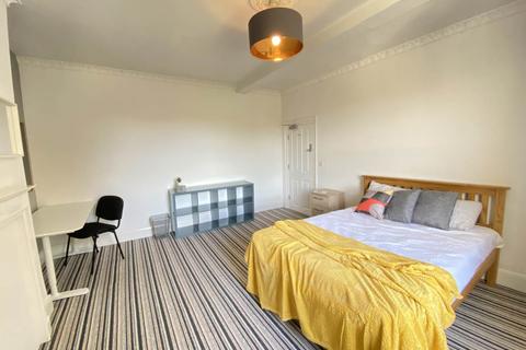 6 bedroom terraced house to rent, Greenhead, Huddersfield HD1