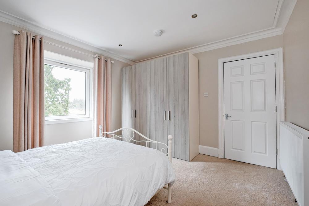 Bedroom 1 − Photo 2