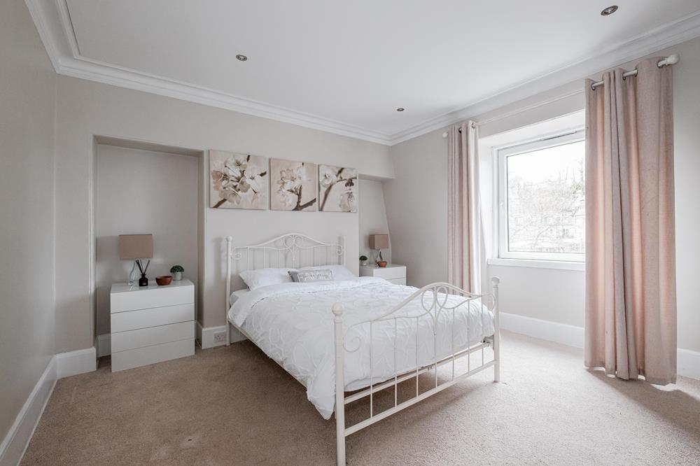 Bedroom 1 − Photo 1