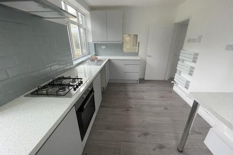 3 bedroom detached house to rent, 73 Graham Gardens