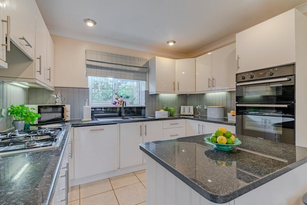 Redgrove Park, Cheltenham, GL51 4 bed detached house for sale £750,000