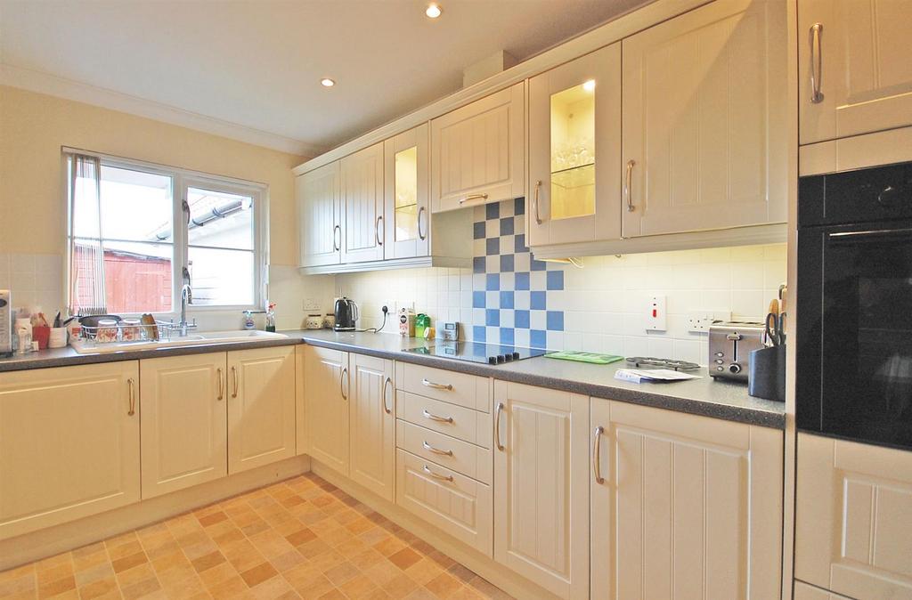 Kitchen b.jpg