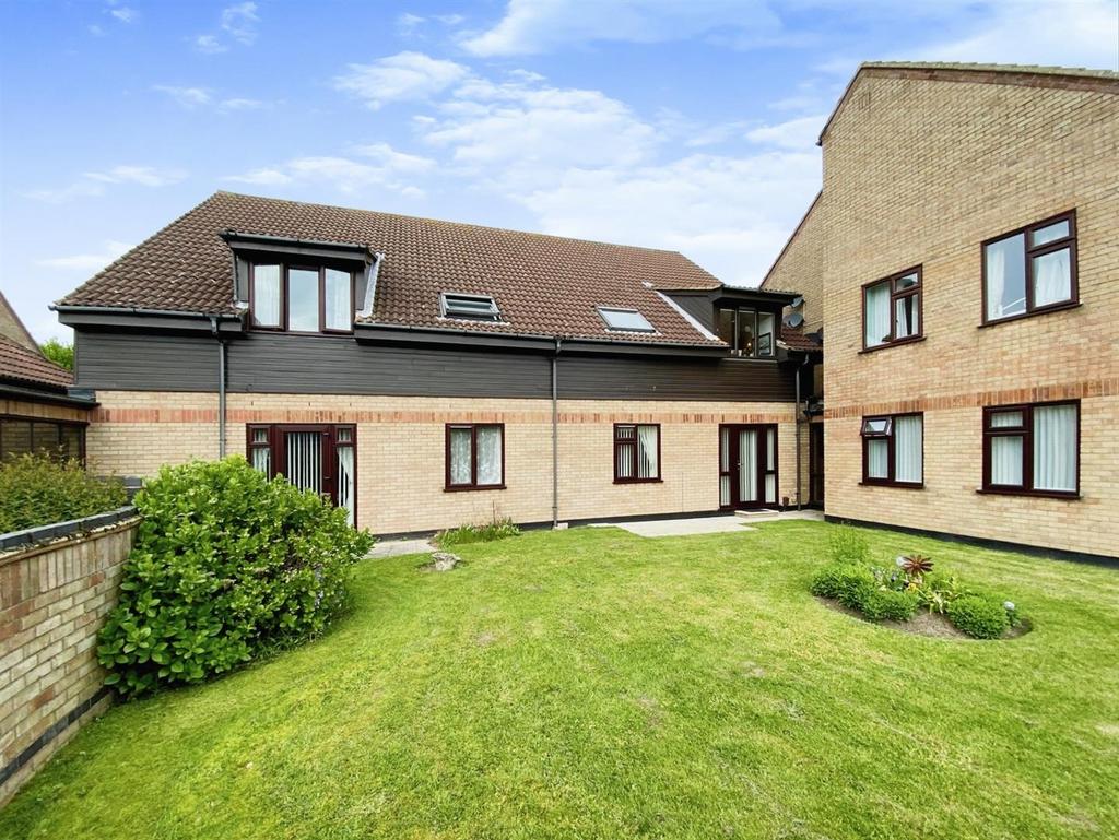 Meadow Court, Links Road, Gorleston on Sea 2 bed flat £800 pcm (£185 pw)