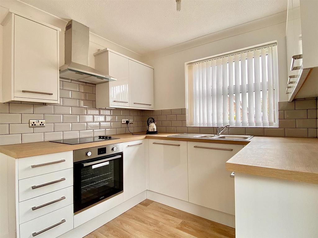 Appleton Drive, Ormesby St Margaret 3 bed detached bungalow to rent £1,200 pcm (£277 pw)