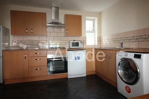 3 bedroom flat to rent, Flat 1 - 106 Burley Road FFF, Hyde Park, Leeds