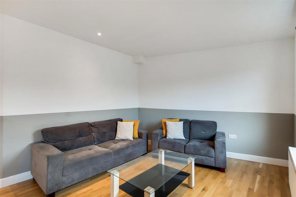 Fulham Palace Road, Hammersmith 3 bed flat to rent £3,150 pcm (£727 pw)