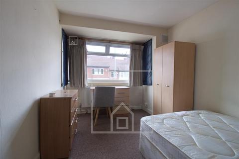 3 bedroom house to rent, Welton Mount, Hyde Park, Leeds