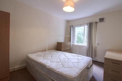 3 bedroom house to rent, Welton Mount, Hyde Park, Leeds