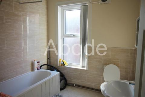 3 bedroom house to rent, Autumn Place, Hyde Park, Leeds