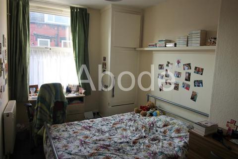 3 bedroom house to rent, Autumn Place, Hyde Park, Leeds