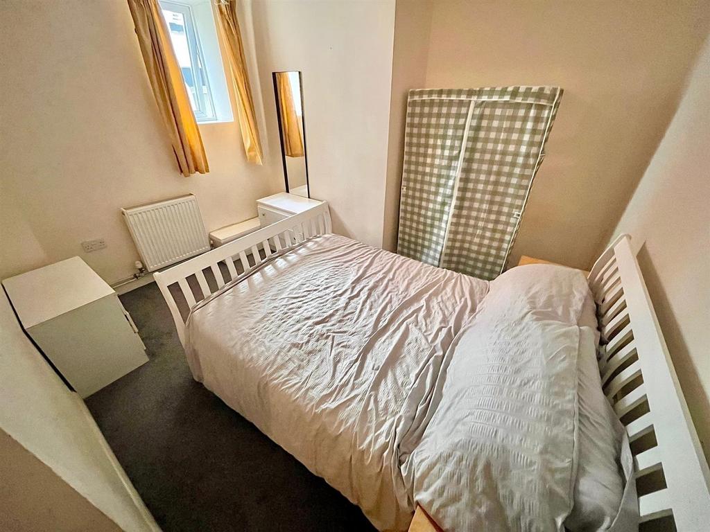 Bedroom 1.jpg