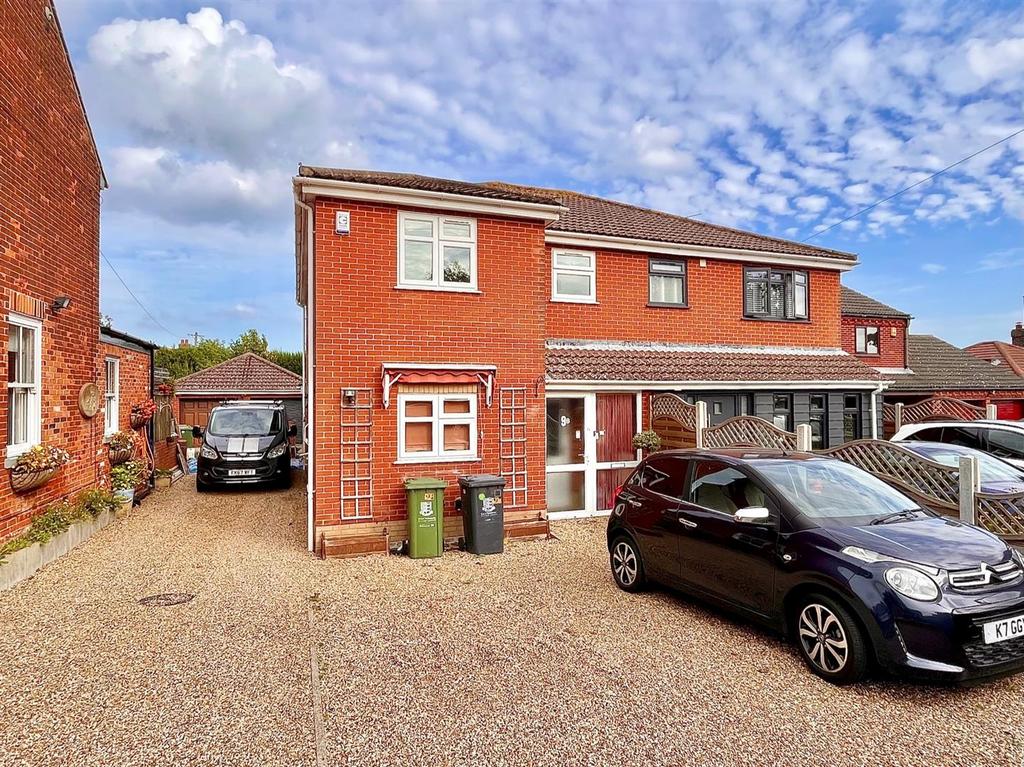 Winterton Road, Great Yarmouth 3 bed semidetached house for sale £