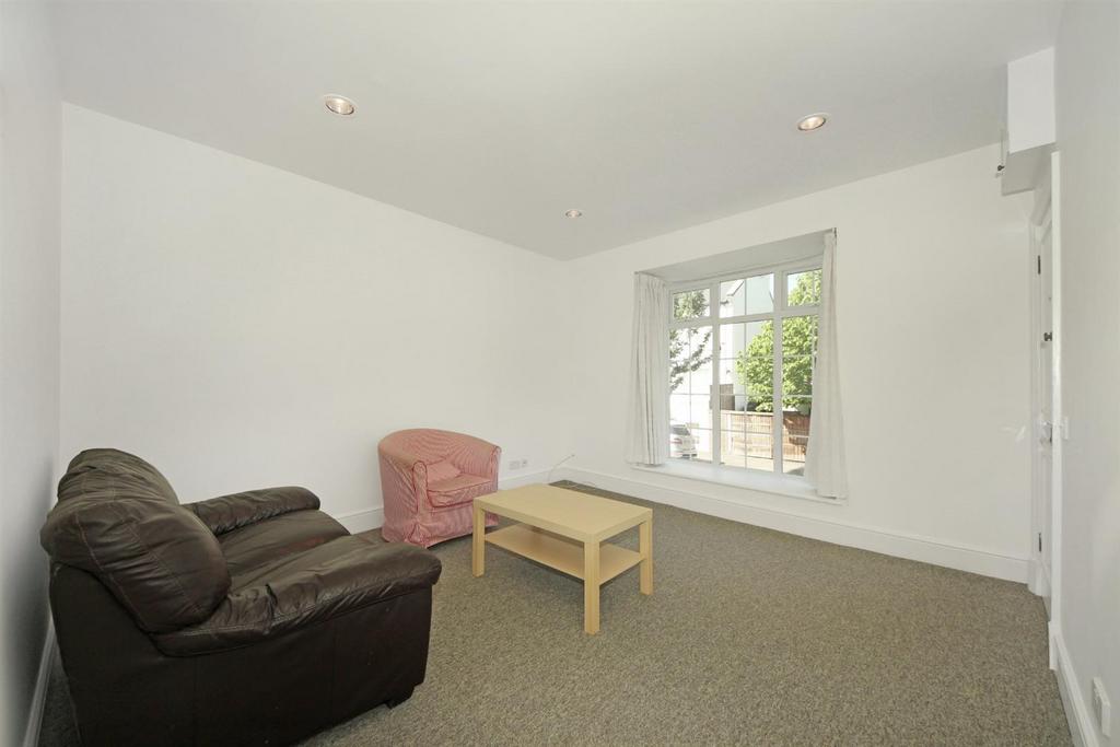 Priory Road, W4 2 bed apartment £1,750 pcm (£404 pw)