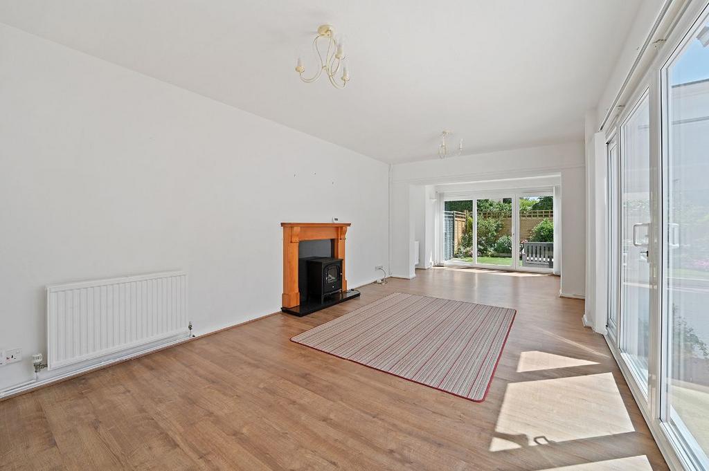 Tennyson Close, Woodbridge 3 bed bungalow £1,300 pcm (£300 pw)