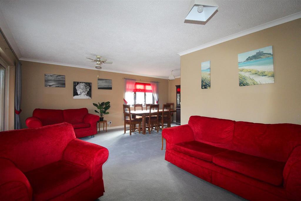 Lounge/ Dining Room