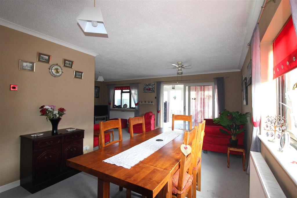 Lounge/ Dining Room