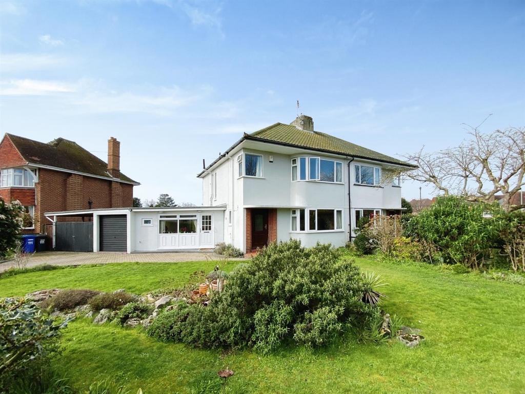 Corton Road, Lowestoft, Suffolk, NR32 3 bed semidetached house for