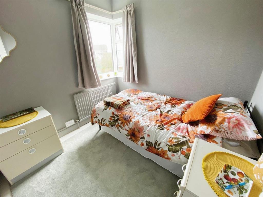 Corton Road, Lowestoft, Suffolk, NR32 3 bed semidetached house for
