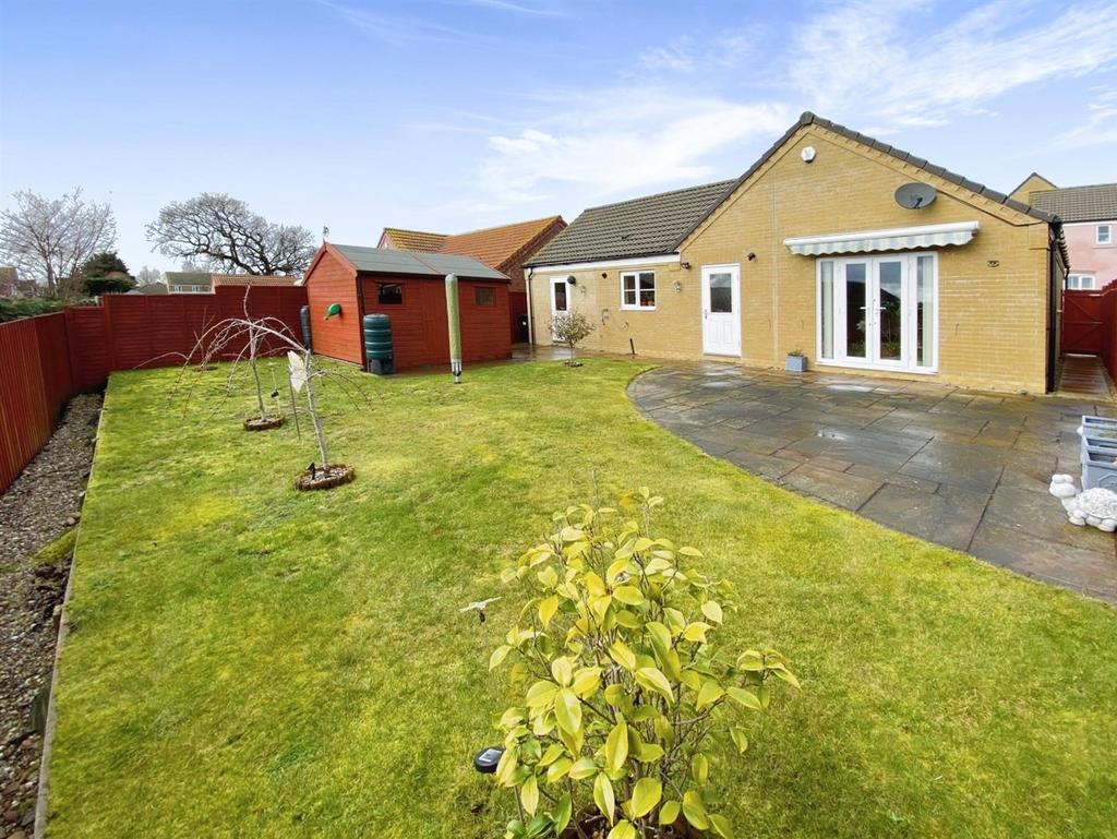 Hunton Road, North Oulton Broad, Lowestoft, Suffolk, NR32 3 bed detached bungalow for sale £