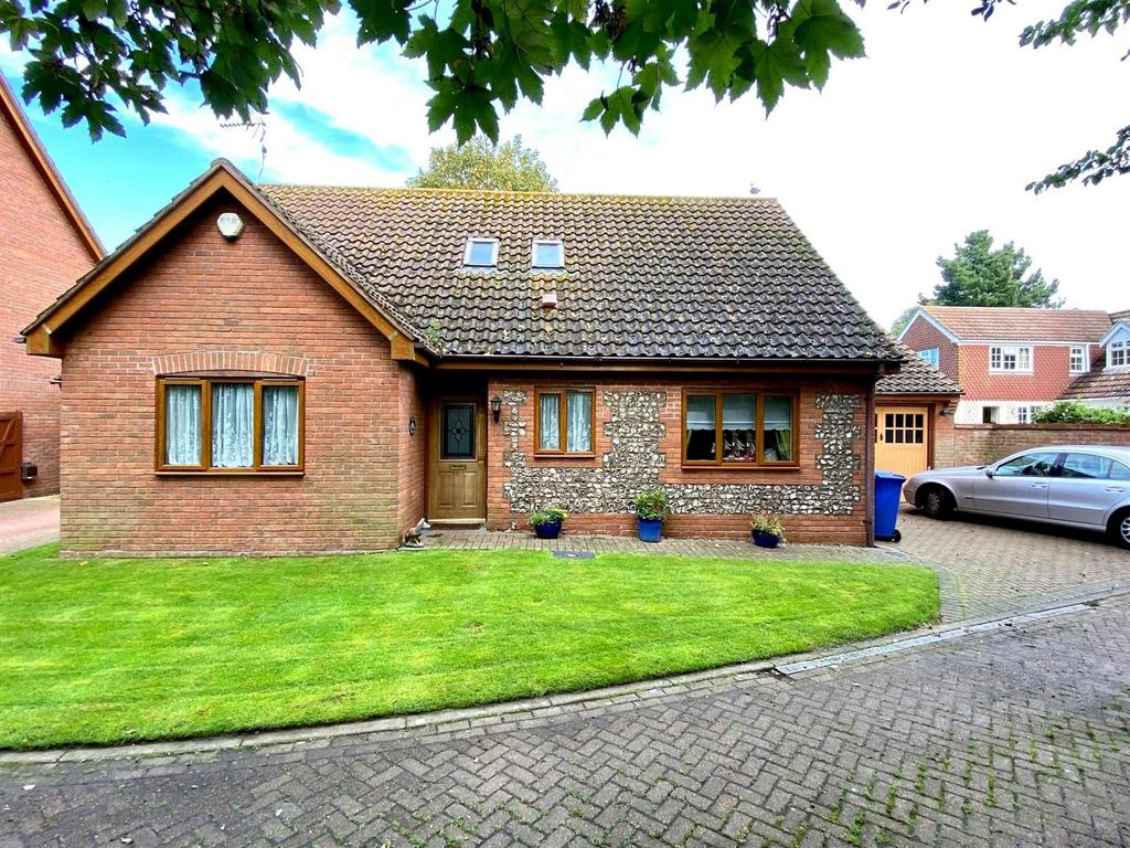 Foxes Walk, Gunton St Peters, Lowestoft, Suffolk, NR32 3 bed bungalow