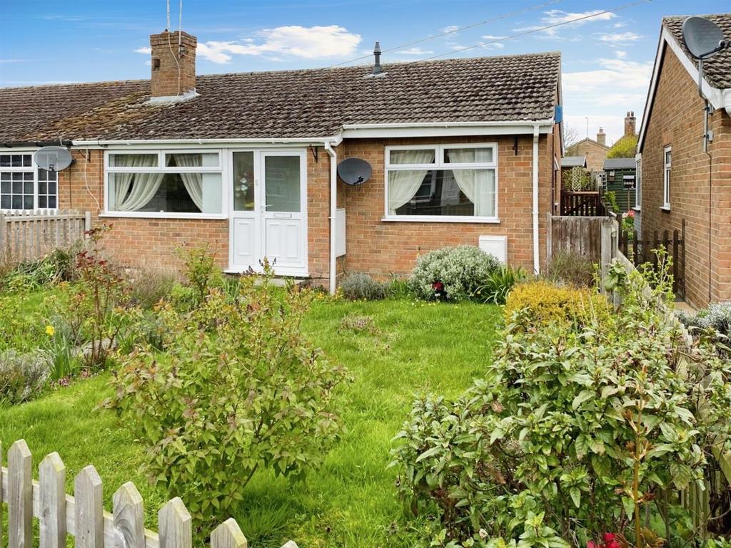 Lloyds Avenue, Kessingland, Lowestoft, Suffolk, NR33 2 bed semidetached bungalow for sale £