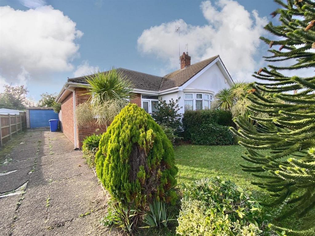 Higher Drive, Oulton Broad, Lowestoft, Suffolk, NR32 2 bed bungalow for