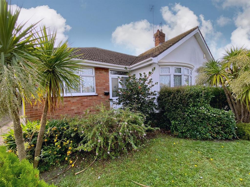 Higher Drive, Oulton Broad, Lowestoft, Suffolk, NR32 2 bed bungalow for