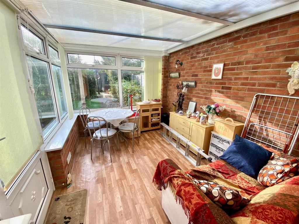 Higher Drive, Oulton Broad, Lowestoft, Suffolk, NR32 2 bed bungalow for