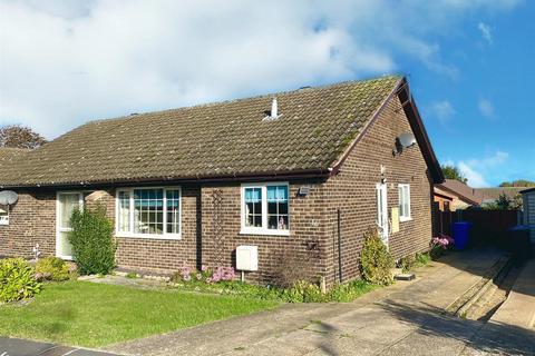 2 bedroom bungalow for sale - Stobart Close, Beccles, Suffolk, NR34