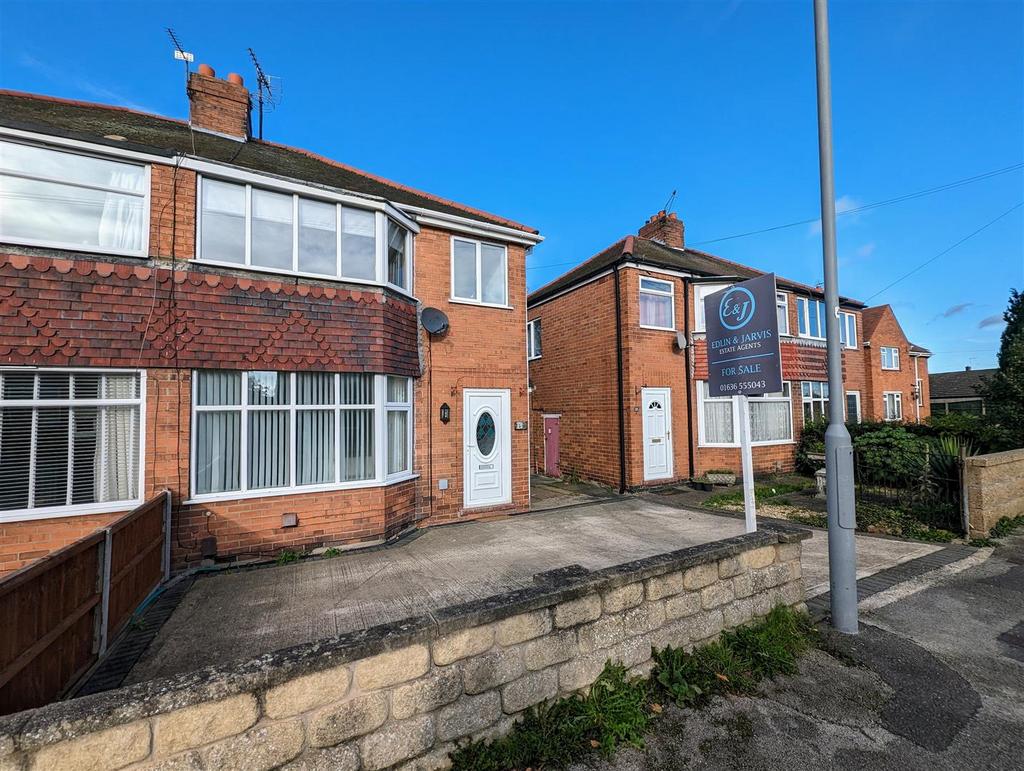 Russell Avenue, New Balderton, Newark 3 bed semidetached house for sale £200,000