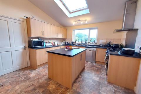 4 bedroom semi-detached house for sale, Woodbury Close, Hartlebury, Kidderminster