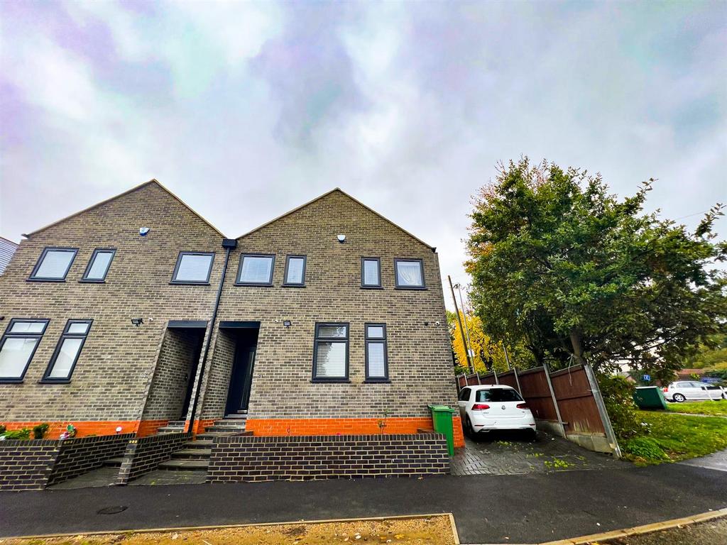 Maida Avenue, Chingford 2 bed semidetached house £2,250 pcm (£519 pw)