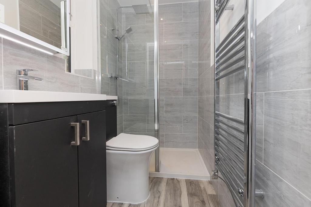 En suite shower.jpg