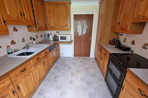 2 bedroom detached bungalow for sale - Gorleston on Sea