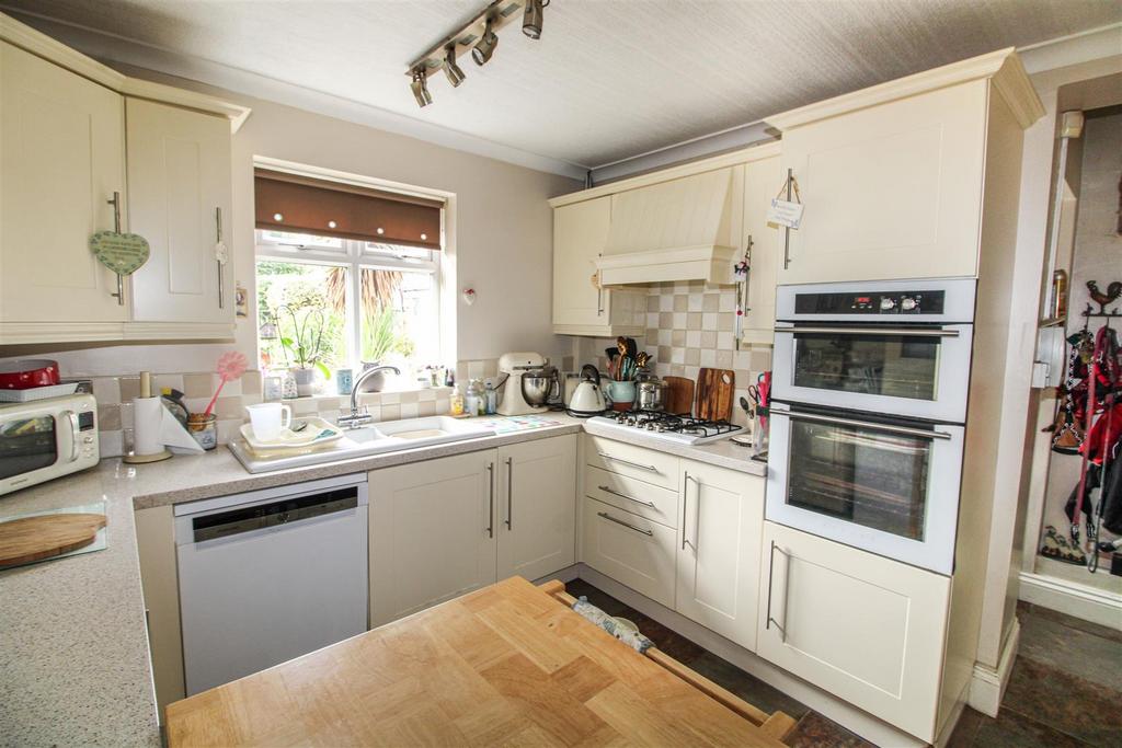 Potter Hill, Greasbrough, Rotherham 4 bed semidetached house for sale