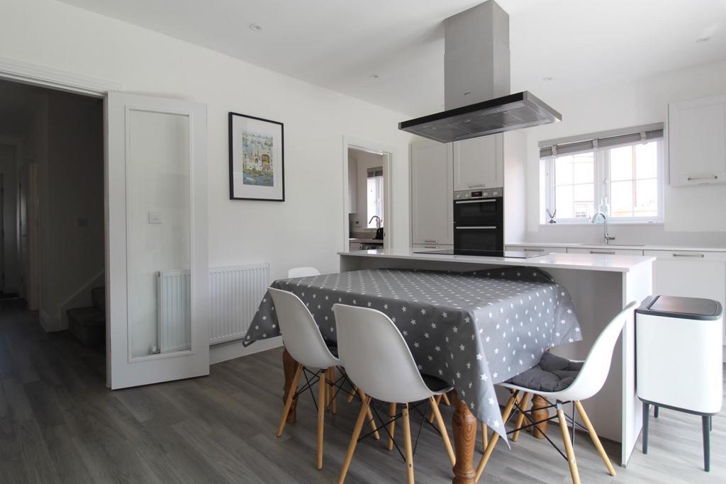 Kitchen/ Breakfast Room