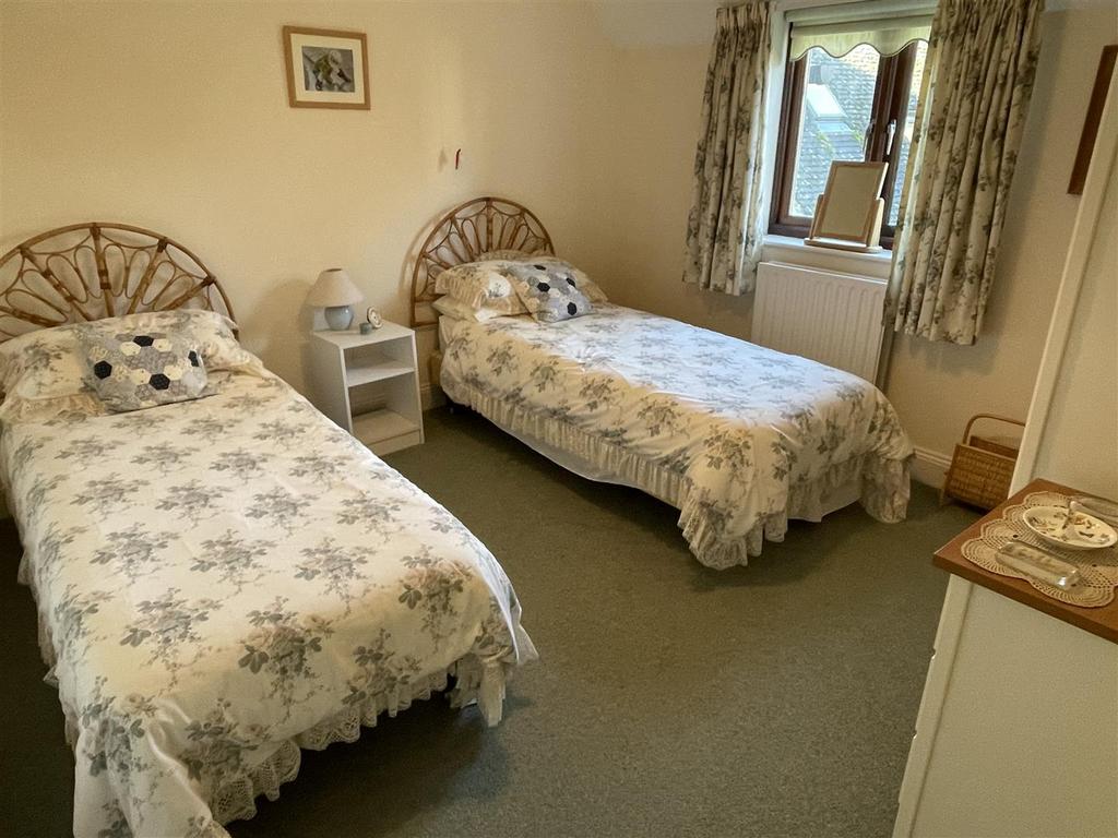 Bedroom 2.JPG
