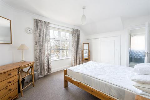 3 bedroom flat to rent, Brecknock Road