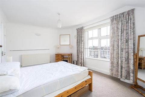 3 bedroom flat to rent, Brecknock Road